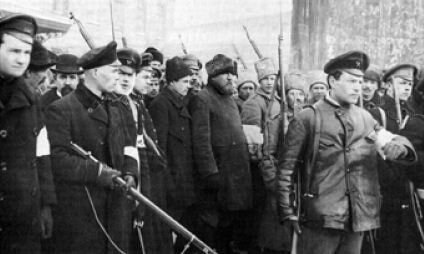 Петроград, февраль 1917 г. На первом плане — студенты Технологического института — участники гражданской милиции