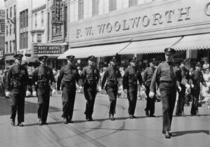 Члены полицейского департамента на параде в честь Дня Памяти. Уилмингтон, США, 1955 г.